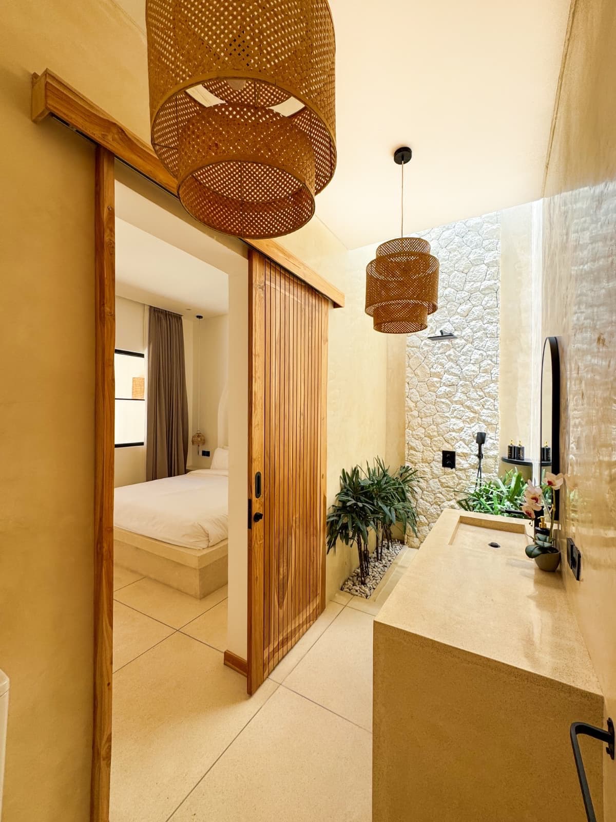 Habitación y baño de la villa, en madera y piedra