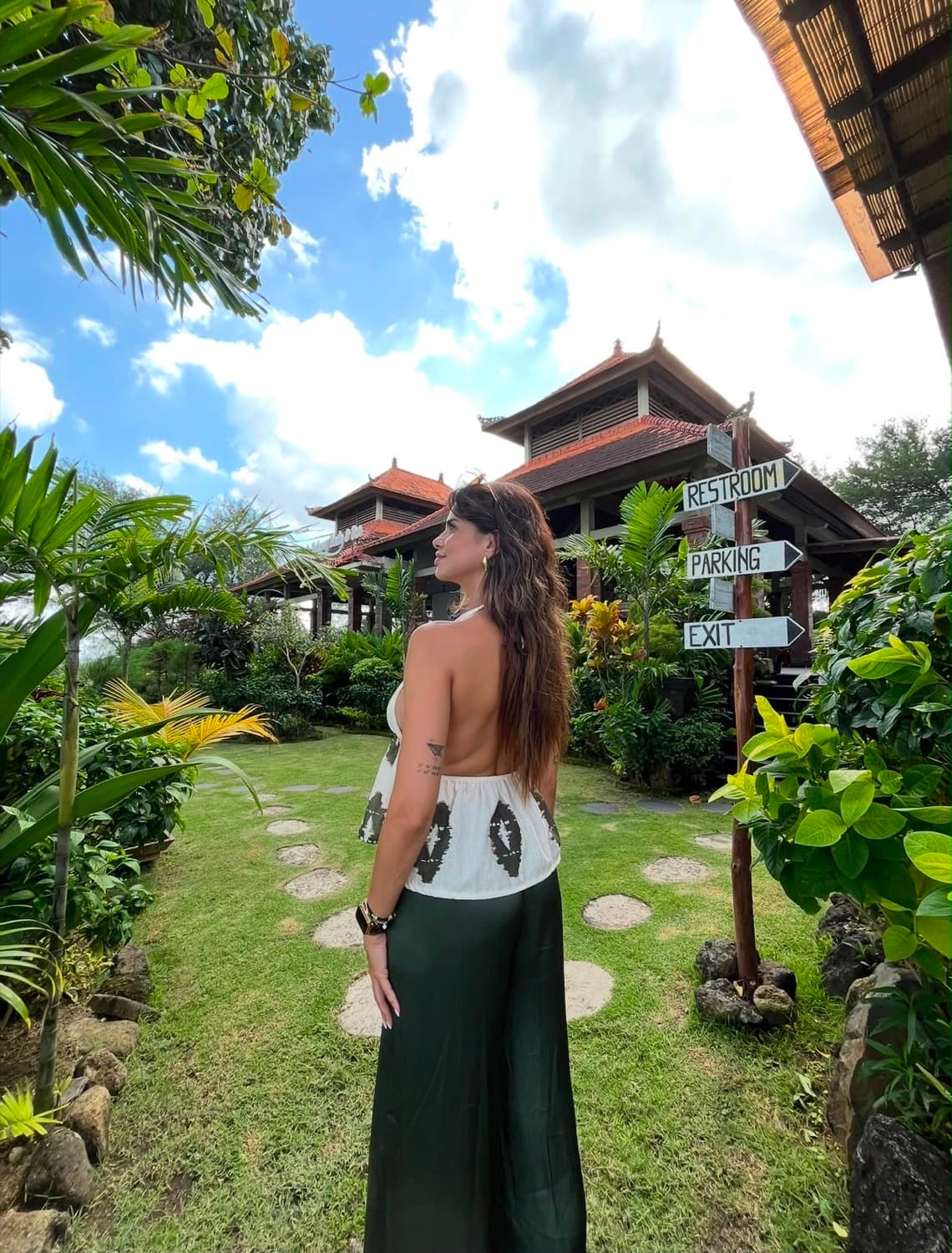 Marina Ruiz en un jardín tropical