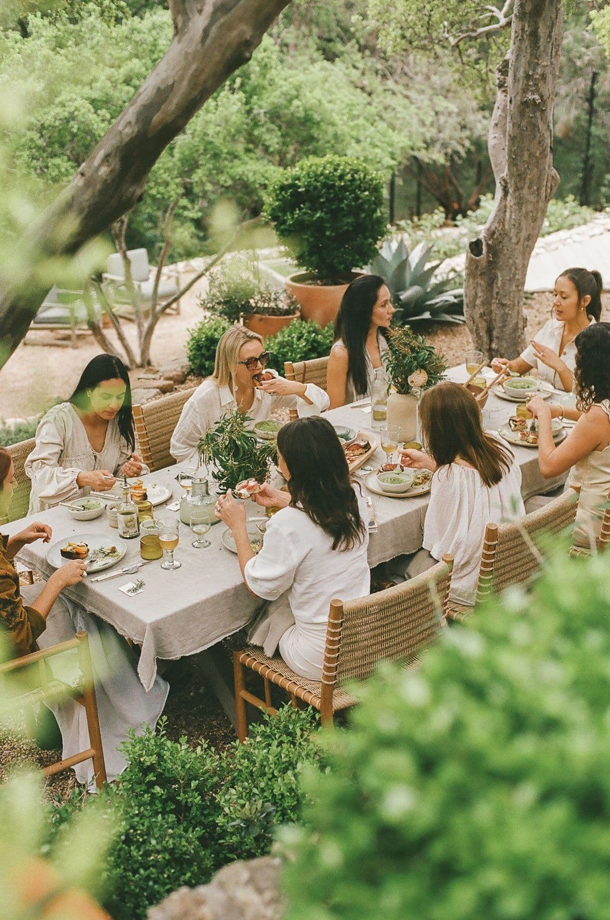 Comida compartida en una mesa en el jardín