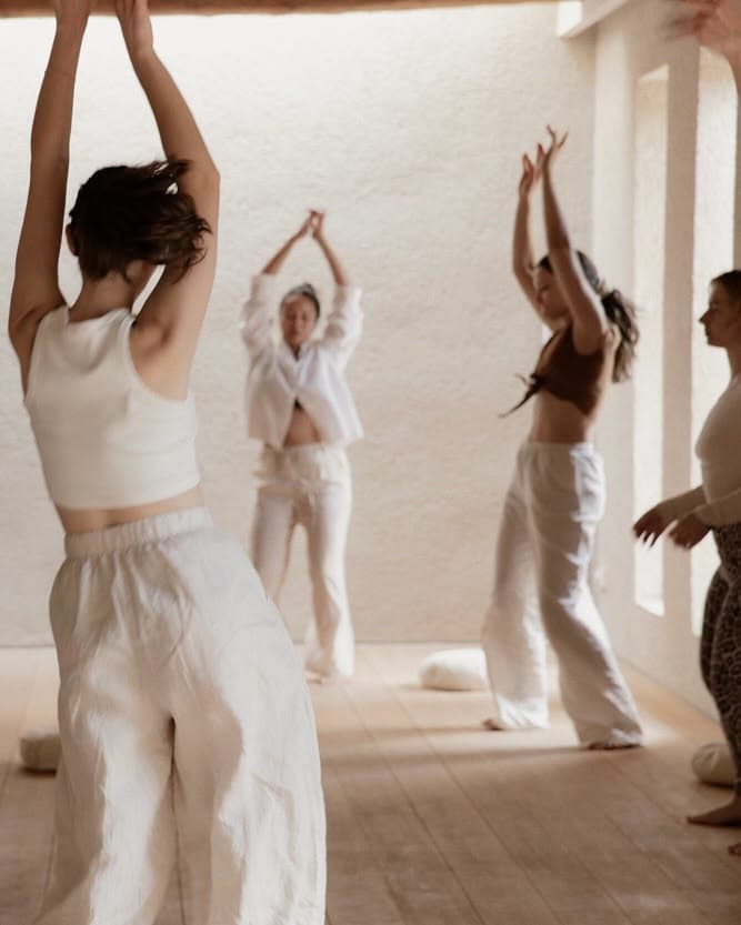 Mujeres en una sesión de movimiento y danza